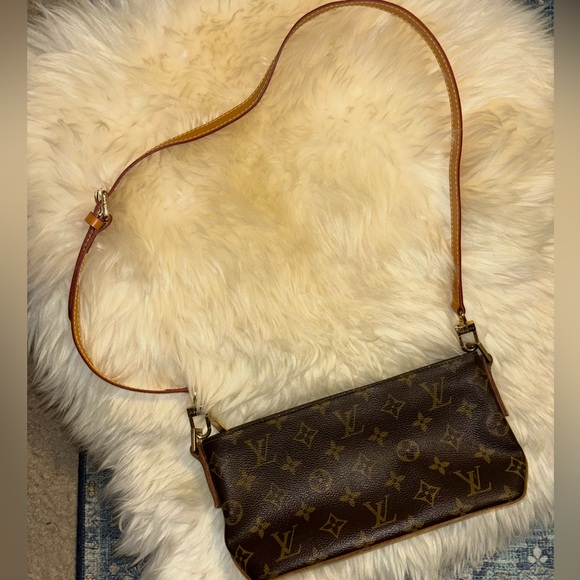 💎RARE💎Authentic (AR0072) LOUIS VUITTON “Trotteur” Shoulder Bag - Picture 2 of 12